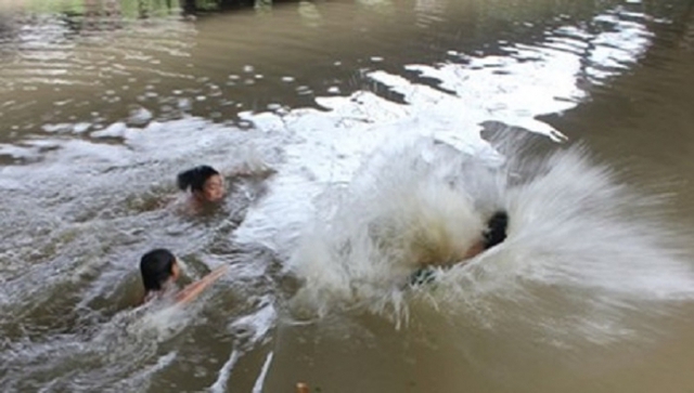 Hải Dương: Rủ nhau ra sông tắm, nam sinh lớp 7 huyện Thanh Miện bị nước cuốn trôi - Ảnh 1.
