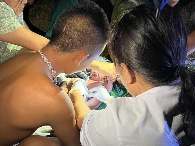 Thanh Hoá: Sản phụ chuyển dạ sinh con ngay trên Quốc lộ 1A - Ảnh 1.