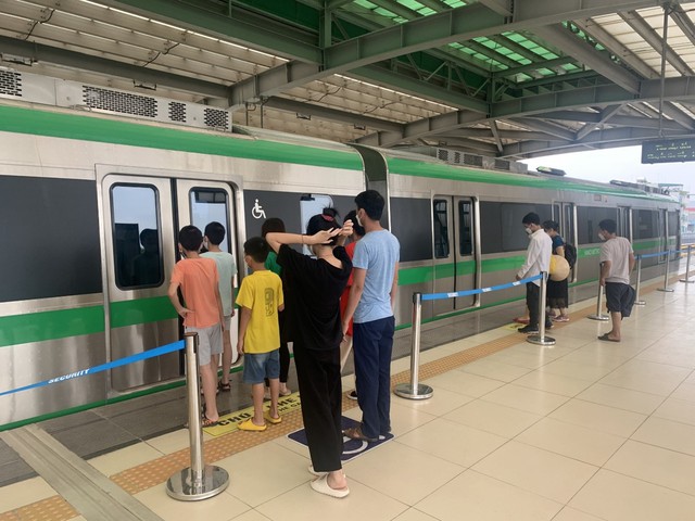 Trời nắng nóng, xăng tăng giá, tàu điện Cát Linh - Hà Đông được đông đảo người dân Thủ đô lựa chọn - Ảnh 8.