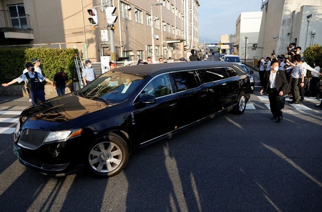 Cận cảnh chiếc xe tang đưa thi hài cựu Thủ tướng Nhật Abe Shinzo về nhà - Ảnh 1.