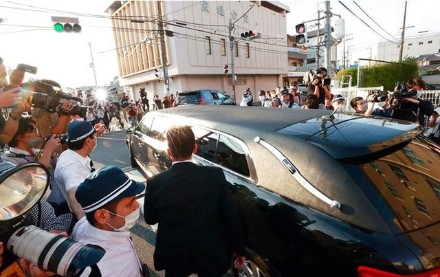 Cận cảnh chiếc xe tang đưa thi hài cựu Thủ tướng Nhật Abe Shinzo về nhà - Ảnh 3.
