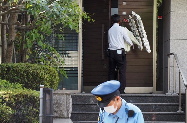 Cận cảnh chiếc xe tang đưa thi hài cựu Thủ tướng Nhật Abe Shinzo về nhà - Ảnh 5.