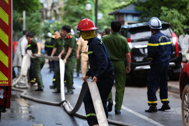 Toàn cảnh hiện trường vụ cháy quán karaoke khiến 3 cảnh sát hy sinh thương tâm - Ảnh 4.