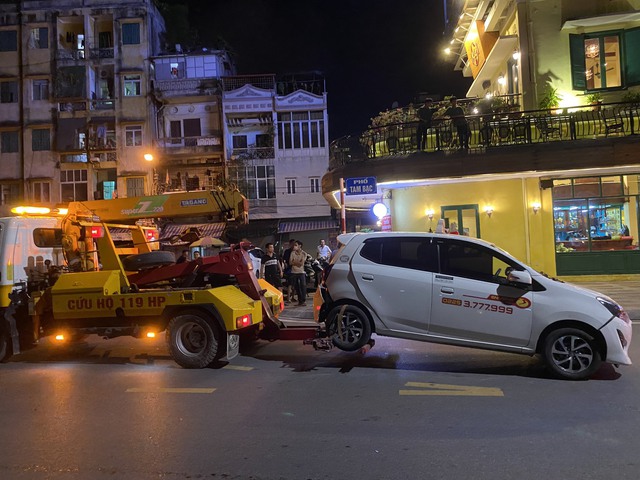 Vụ tai nạn liên hoàn trên phố đi bộ ở Hải Phòng: 5 người nhập viện vì đa chấn thương - Ảnh 2.
