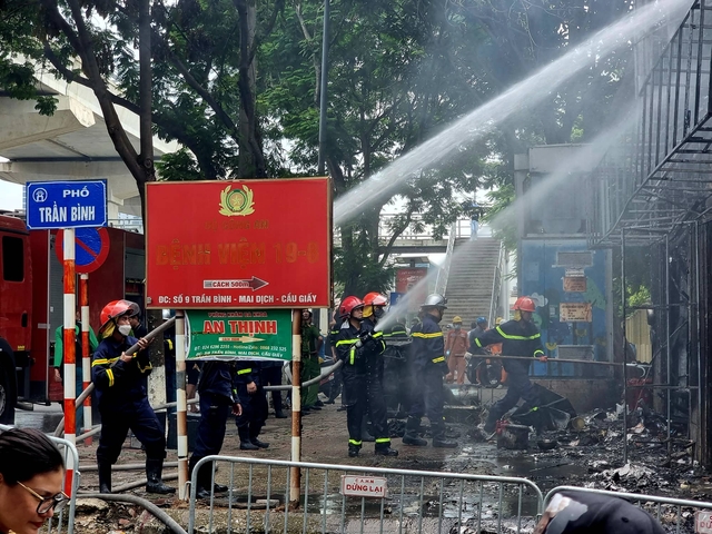 Một buổi sáng, Hà Nội xảy ra hai vụ cháy lớn - Ảnh 4.