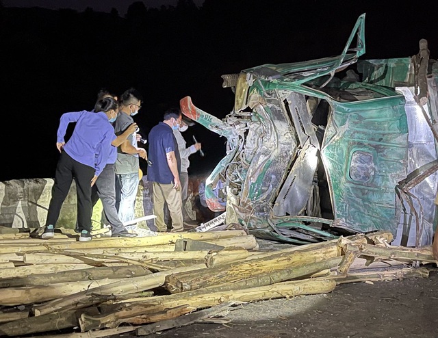 Thừa Thiên Huế: Tai nạn giao thông đặc biệt nghiêm trọng, 4 người tử vong - Ảnh 1.