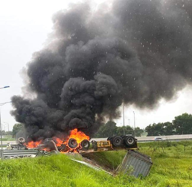 Xe ô tô đầu kéo bất ngờ bốc cháy ngùn ngụt trên cao tốc Hà Nội - Hải Phòng - Ảnh 1.