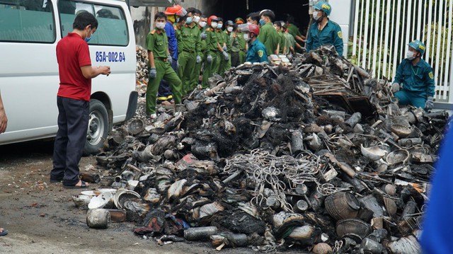 Người chồng kêu khóc thảm thiết khi tìm thấy thi thể 3 mẹ con trong căn nhà cháy ở Ninh Thuận - Ảnh 2.