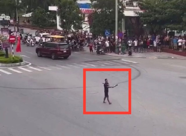 Thanh Hoá: Cảnh sát vây bắt kẻ nghi ngáo đá gây náo loạn đường phố - Ảnh 1.