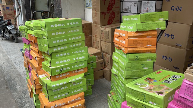 Hà Nội: Bạt ngàn bánh trung thu mini ghi nhãn chữ Trung Quốc, giá bán 'chui' chỉ 2.500 đồng/chiếc - Ảnh 3.