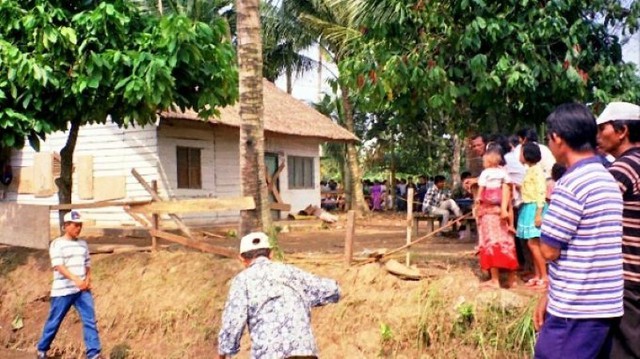 Hàng chục phụ nữ tự chôn mình đến ngang thắt lưng rồi bị giết và chôn xác đầu hướng về 1 phía để phục vụ 