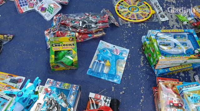 Kinh hãi đồ chơi trẻ em chạy bằng pin không nhãn mác bày bán la liệt từ lề đường đến siêu thị  - Ảnh 9.