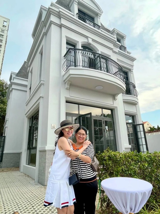 Sao Việt xây nhà báo hiếu: Phạm Hương, Đoàn Di Băng lấy chồng vẫn lo cho nhà ngoại đầy đủ