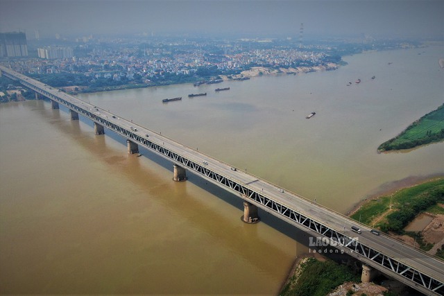 Công an ngăn chặn thanh niên nhảy cầu Thăng Long do không đến được với bạn gái - Ảnh 1.