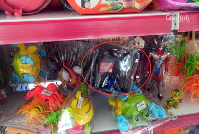 Hà Nội: Đồ chơi Trung thu có hình 'đường lưỡi bò' được bày bán công khai ở 'siêu thị' - Ảnh 3.