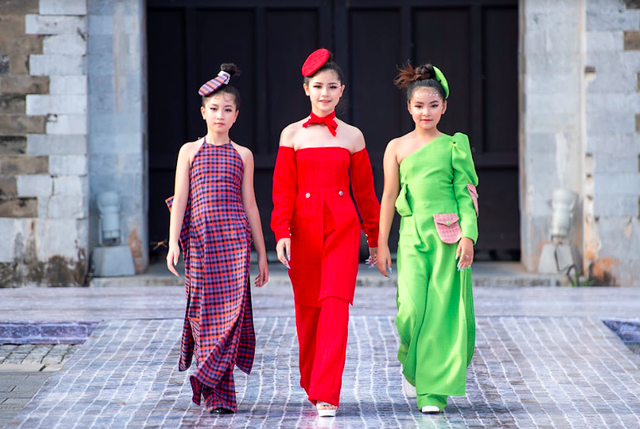 Hoa hậu Ngọc Châu làm vedette với áo dài 'Cá chép hóa rồng' tại Hoàng thành Thăng Long - Ảnh 9.