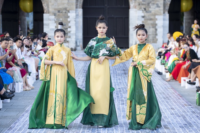 Hoa hậu Ngọc Châu làm vedette với áo dài 'Cá chép hóa rồng' tại Hoàng thành Thăng Long - Ảnh 8.