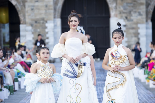 Hoa hậu Ngọc Châu làm vedette với áo dài 'Cá chép hóa rồng' tại Hoàng thành Thăng Long - Ảnh 4.