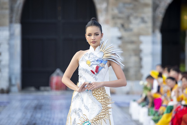 Hoa hậu Ngọc Châu làm vedette với áo dài 'Cá chép hóa rồng' tại Hoàng thành Thăng Long - Ảnh 2.