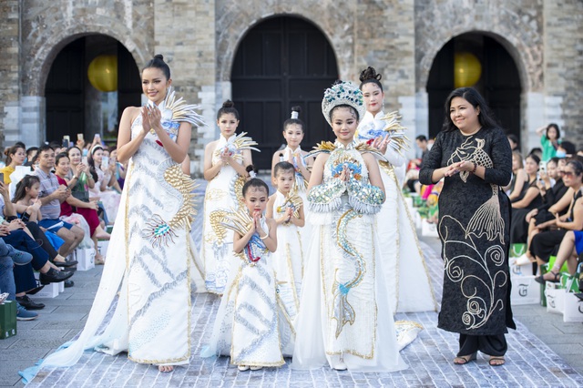 Hoa hậu Ngọc Châu làm vedette với áo dài 'Cá chép hóa rồng' tại Hoàng thành Thăng Long - Ảnh 6.
