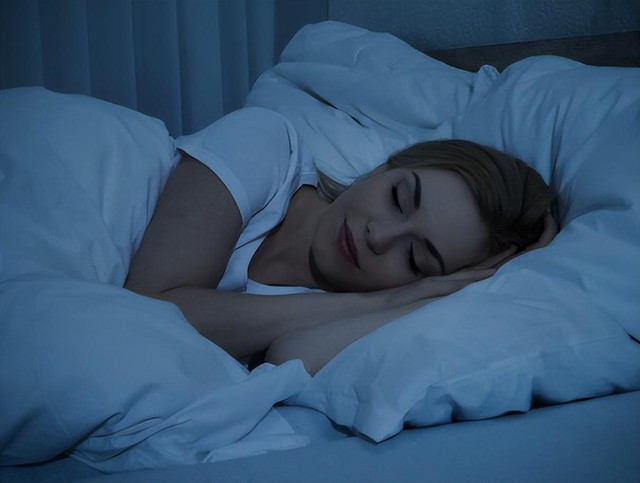 Thực hư việc 'phải ngủ đủ 8 tiếng' và thời điểm tốt nhất để ngủ sau tuổi 50 - Ảnh 2.