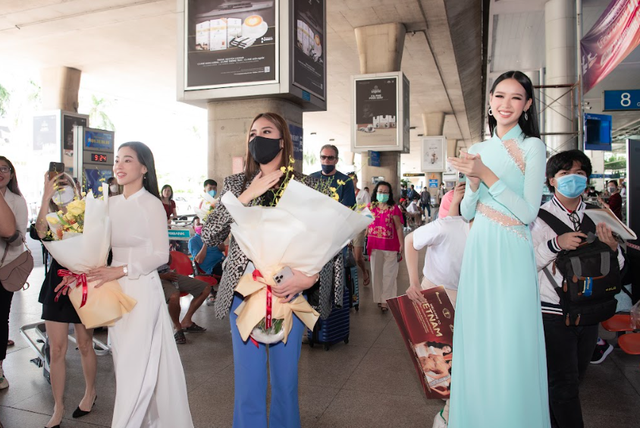 Đương kim Hoa hậu Liên lục địa tạo ra khoảnh khắc thú vị khi vừa đến Việt Nam  - Ảnh 1.