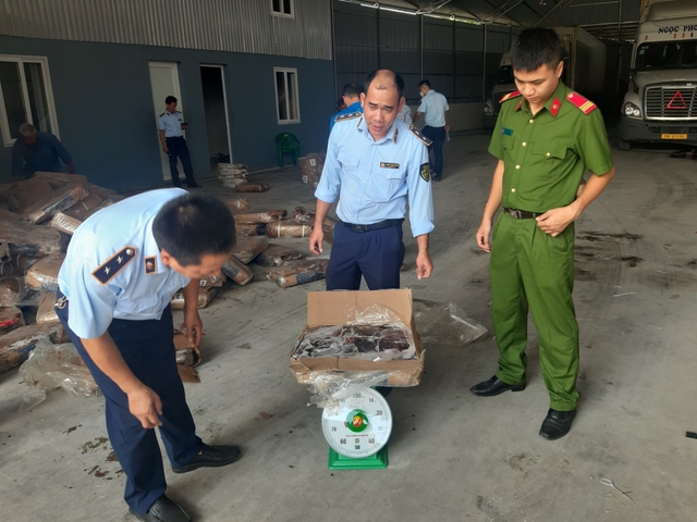 Kinh hoàng gần 90 tấn nội tạng các loại đang bị rỉ nước bị bắt giữ khi đang đi tiêu thụ - Ảnh 3.