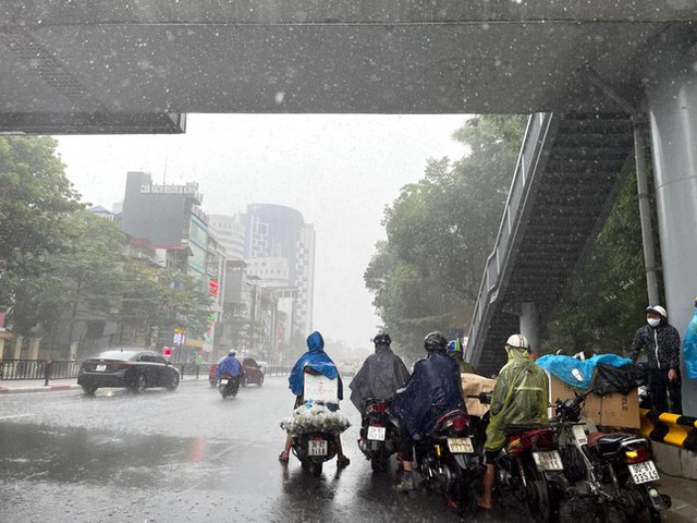Miền Bắc bước vào đỉnh điểm đợt mưa lớn, thời tiết Hà Nội dễ chịu như đầu thu - Ảnh 1.