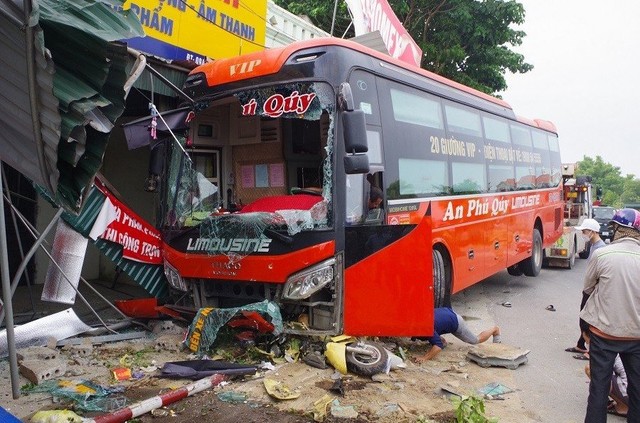Thanh Hoá: Ô tô khách đâm loạt xe máy khiến 4 người thương vong - Ảnh 1.