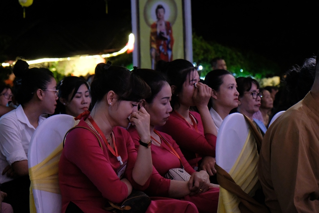 Hàng ngàn người dân bật khóc trong nghi lễ 'bông hồng cài áo', thả đèn hoa đăng mùa Vu Lan báo hiếu - Ảnh 9.