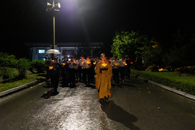 Hàng ngàn người dân bật khóc trong nghi lễ 'bông hồng cài áo', thả đèn hoa đăng mùa Vu Lan báo hiếu - Ảnh 14.