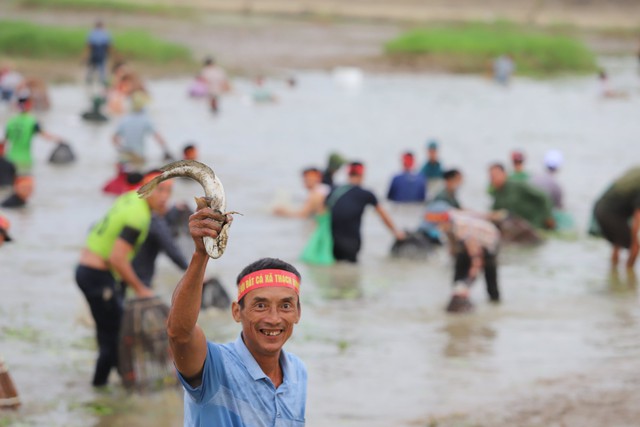 Độc đáo hội thi bắt cá ở Hà Tĩnh - Ảnh 2.