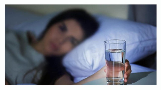 Uống nước trước khi ngủ nên hay không? Đâu mới là thời điểm uống tốt nhất? - Ảnh 1.