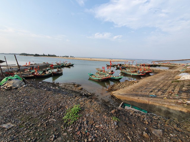 Tìm thấy tàu cá cùng 5 ngư dân Hà Tĩnh mất tích trên biển - Ảnh 2.