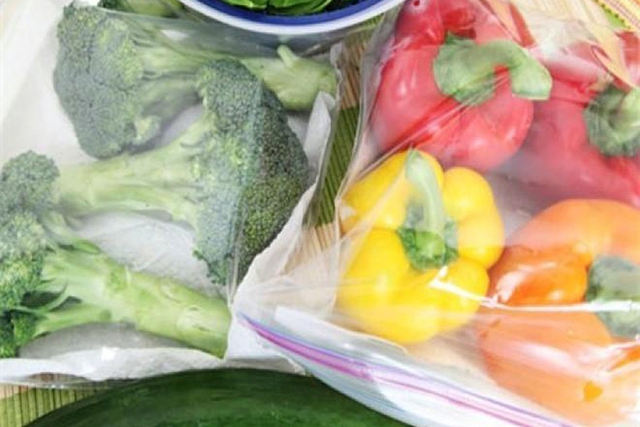 Thực hư việc bỏ rau trong túi nilon cho vào tủ lạnh không những độc hại mà còn gây ung thư? 3 loại thực phẩm không khuyến khích để trong tủ lạnh - Ảnh 3.