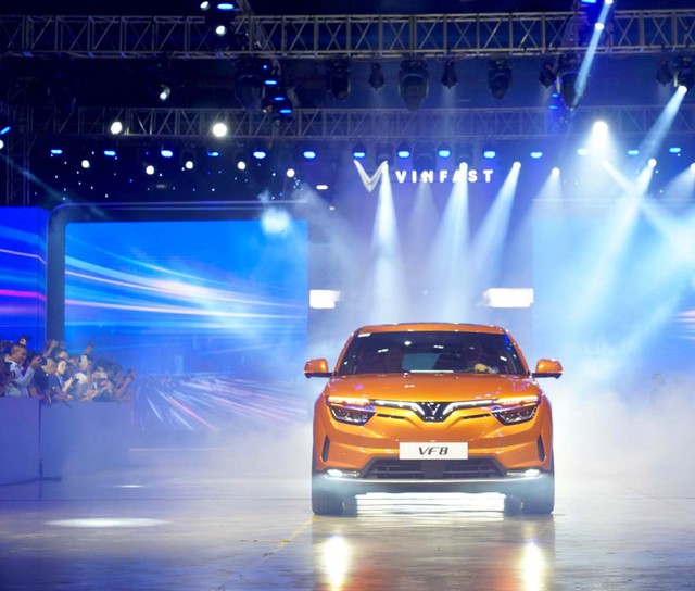 100 xe điện VinFast VF8 bàn giao cho khách  hàng Việt Nam trước khi vào thị trường quốc tế - Ảnh 1.