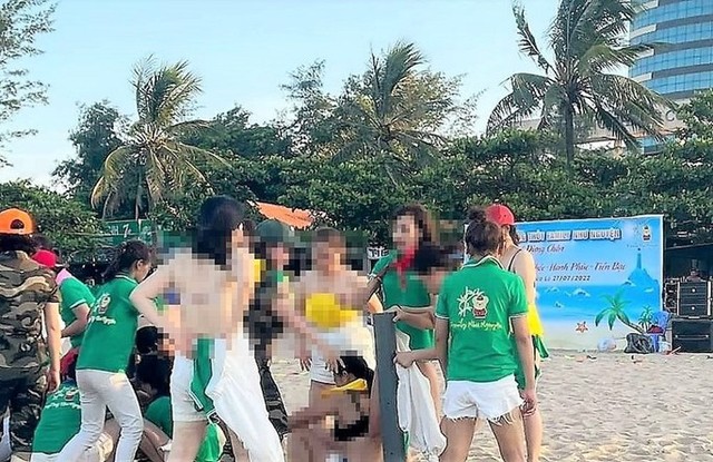 Xôn xao hình ảnh nhóm nữ du khách cởi áo ngực chơi team building ở Quảng Ninh - Ảnh 1.