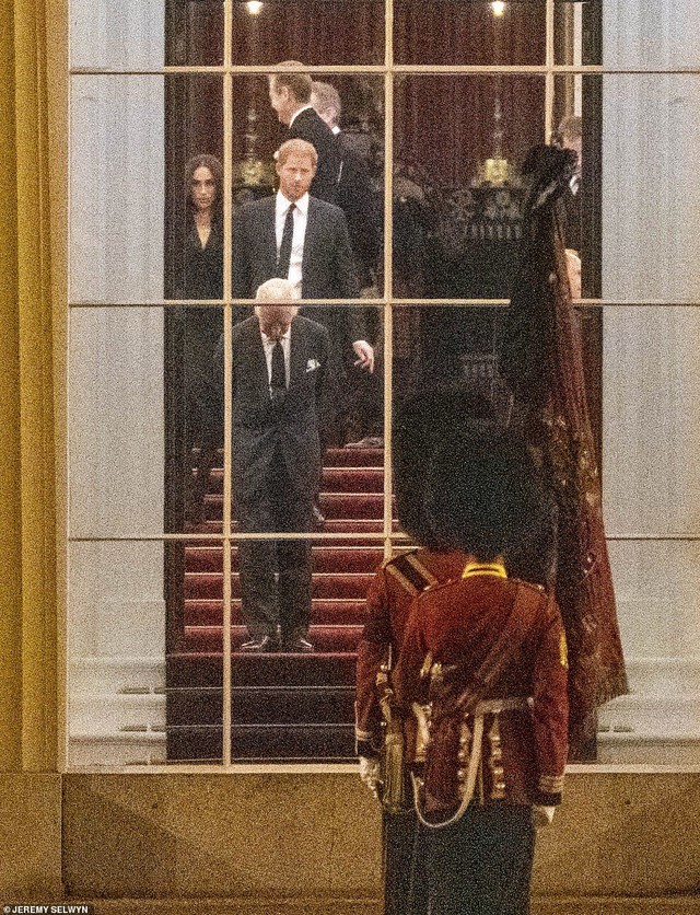 Linh cữu Nữ hoàng được đưa về London: Camera bắt gặp khoảnh khắc kì diệu - Ảnh 2.