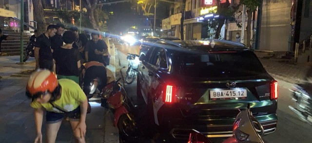 Hà Nội: Ô tô gây tai nạn giữa phố đông, nhiều người nhập viện cấp cứu khẩn - Ảnh 2.