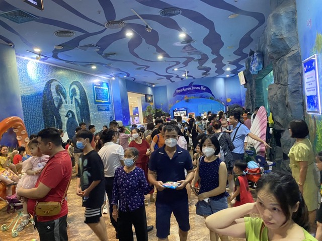 Hàng vạn người chen chúc tham quan Thủy cung lớn nhất cả nước dịp nghỉ lễ 2/9
 - Ảnh 12.
