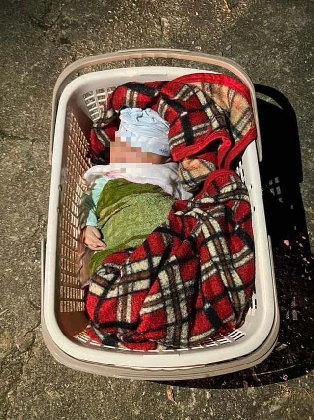Hòa Bình: Bé sơ sinh đặt trong giỏ nhựa bị bỏ rơi gần trường Tiểu học, kèm mảnh giấy viết vội - Ảnh 2.