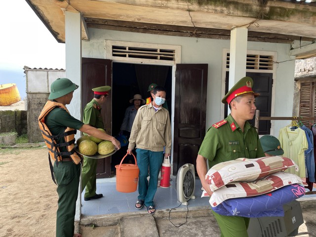 Ảnh: Biên phòng, công an giúp dân chằng chống nhà cửa, đưa tàu thuyền vào bờ ứng phó bão Noru - Ảnh 9.