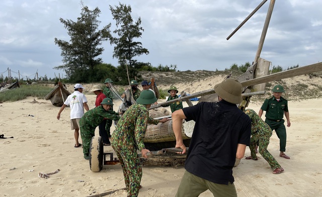 Ảnh: Biên phòng, công an giúp dân chằng chống nhà cửa, đưa tàu thuyền vào bờ ứng phó bão Noru - Ảnh 7.