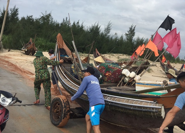 Ảnh: Biên phòng, công an giúp dân chằng chống nhà cửa, đưa tàu thuyền vào bờ ứng phó bão Noru - Ảnh 5.