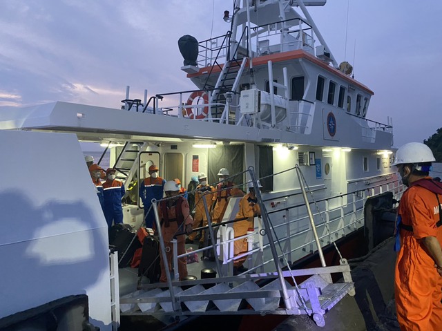 Thừa Thiên Huế: Cứu nạn 14 thuyền viên tàu hàng nước ngoài gặp sự cố trên biển  - Ảnh 1.
