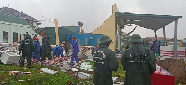 Điều động hàng trăm chiến sĩ giúp dân khắc phục hậu quả trận lốc xoáy ở thị trấn ven biển Quảng Trị - Ảnh 8.