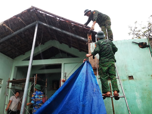 Điều động hàng trăm chiến sĩ giúp dân khắc phục hậu quả trận lốc xoáy ở thị trấn ven biển Quảng Trị - Ảnh 3.