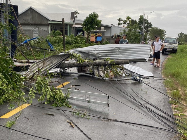 Hình ảnh hàng chục ngôi nhà bị tốc mái, cây xanh gãy đổ do bão Nosu ở Thừa Thiên Huế - Ảnh 8.