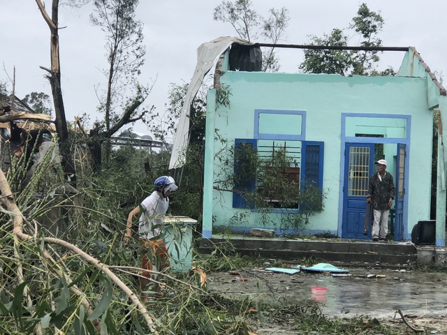 Hình ảnh hàng chục ngôi nhà bị tốc mái, cây xanh gãy đổ do bão Nosu ở Thừa Thiên Huế - Ảnh 7.