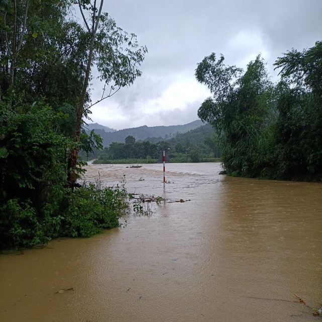 Gần 50 hộ dân xã miền núi Hà Tĩnh bị cô lập do mưa lũ - Ảnh 1.